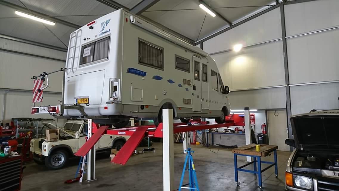 Camper op een brug waar onderhoudt aan uitgevoerdt wordt 